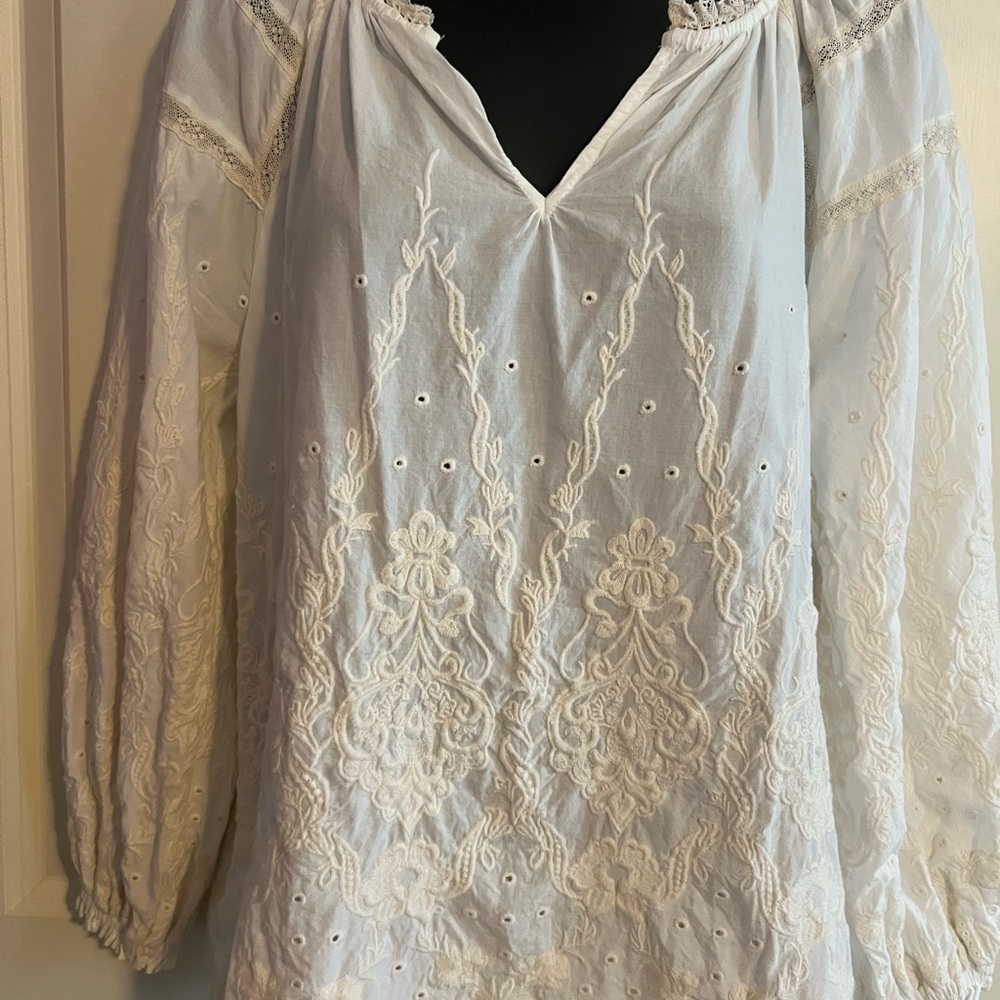 Women's White Embroidered V-Neck Peasant Top